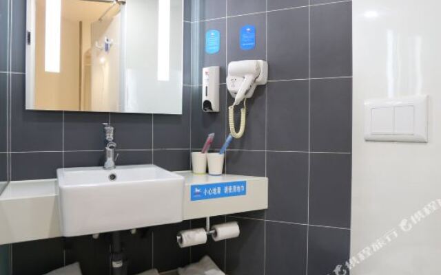 Zhangjiajie Huanting Hotel (Railway Station)