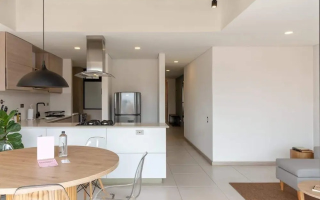 Lovely 3 BR w/ Balcony in Laureles Medellin