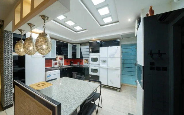 Luxury Three bedroom Apt Al Yasmin