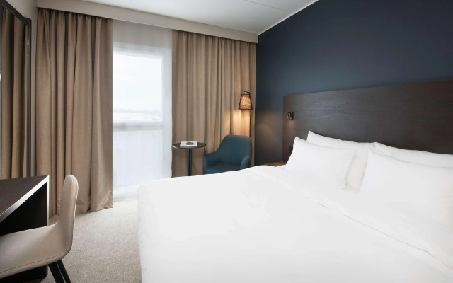 Park Inn by Radisson Oslo Airport Hotel West
