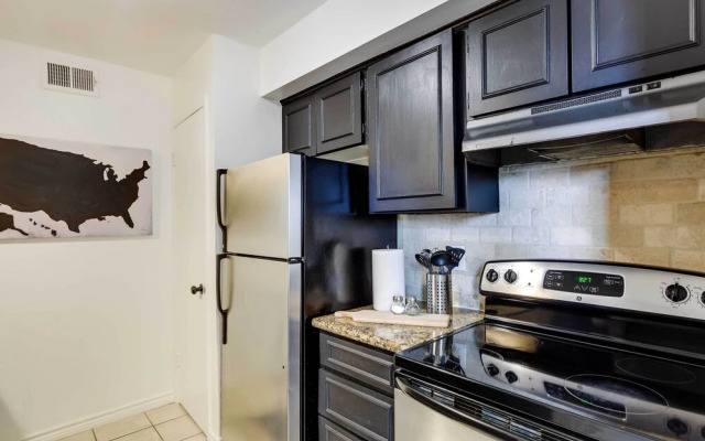 Contemporary Dallas Condo w/ Pool Access!