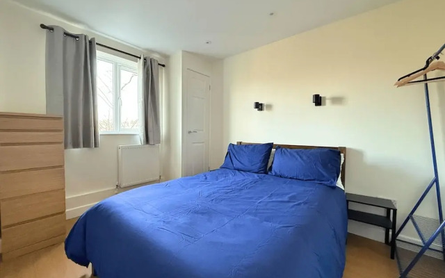 Stunning Townhouse: Your Spacious Retreat for 8