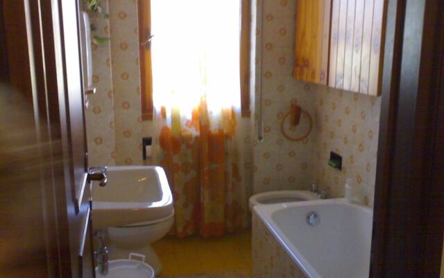 6guests-skiing-mountainviews-fireplace-freeparking