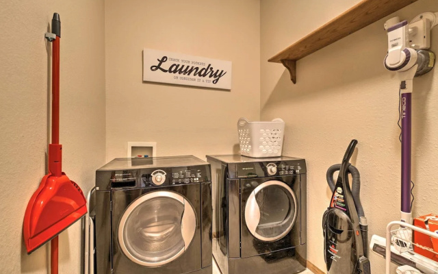 Pet-friendly Branson West Lodge w/ Hot Tub!