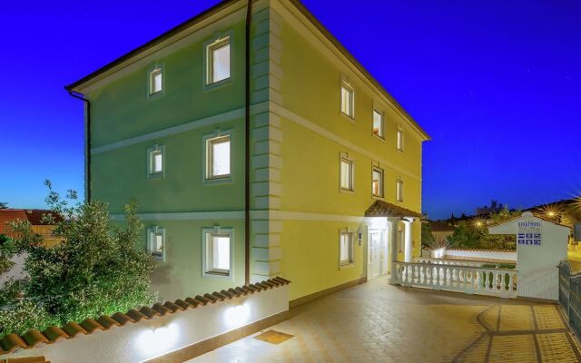 Lovely Apartment with Covered Terrace & Hot Tub