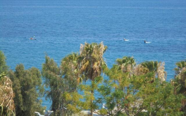 Kermia Court - Beach-front, modern 2 bedroom -sleeps 6