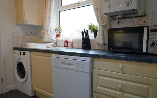 4 Bedroom Home - Sleeps 10 - Free Parking