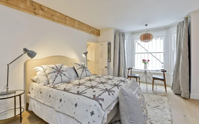 Gorgeous Stylish Interior Designed 5 Bed Home in Holland Park - Superb Location