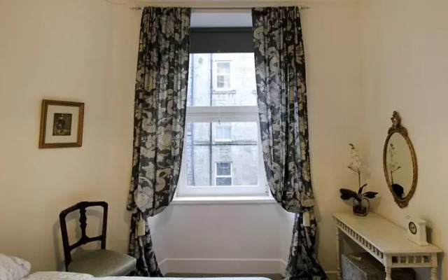 Library Apartment Edinburgh
