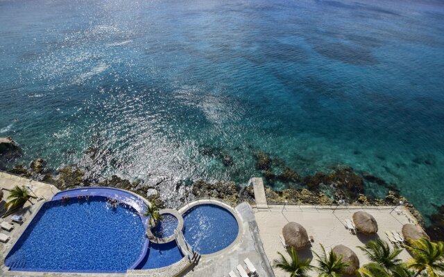 El Cantil Condominiums