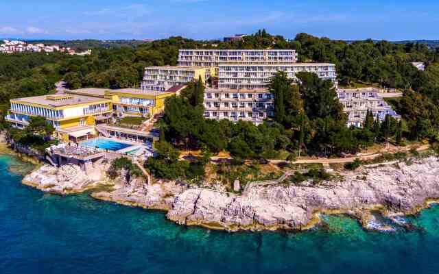 Splendid Golden Rocks Resort