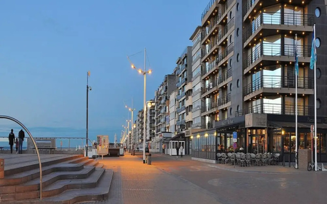 Apartment Near Seawall With sea View