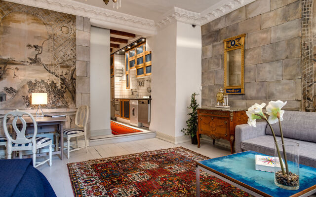 Lady Hamilton Apartments