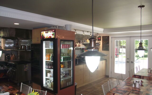 Forest Motel & Woodland Retreat