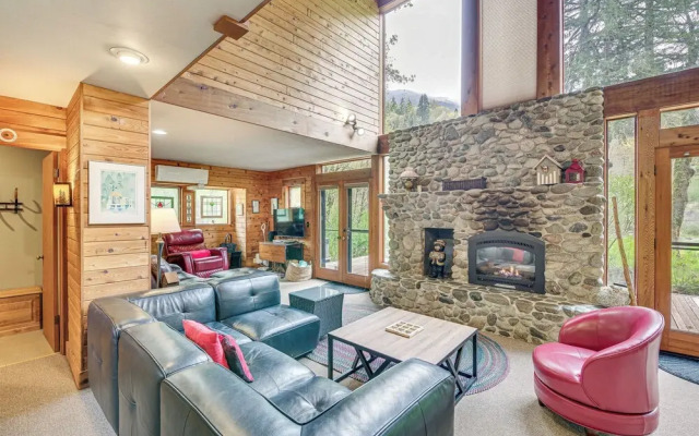 Riverfront Skykomish Cabin w/ Private Hot Tub!