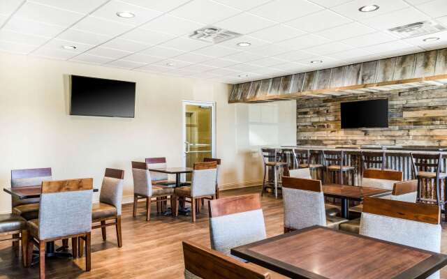 MainStay Suites Hackberry Sportsman's Lodge