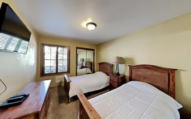Slopeside Deluxe 2 Bedroom Condo with Free Parking, Spa, Free Gondola (Sierra Megeve 25) by RedAwning