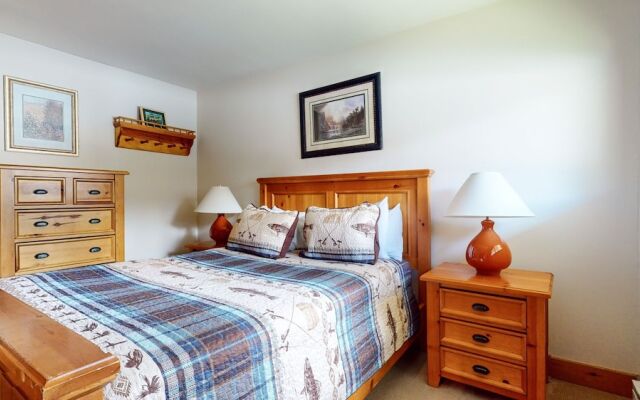 Rainbow Villas 1 Charming Boutique complex, Dual Master Suites, Forest Mountain Views by RedAwning