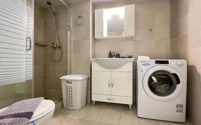Chiou Spacious 90sqm apt in Athens