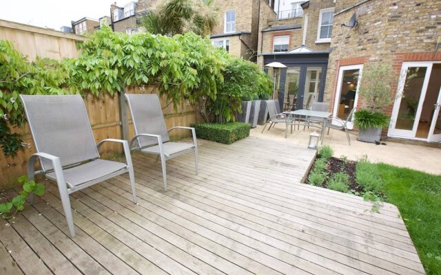 2BR Apt With Garden Near Clapham High Street Station