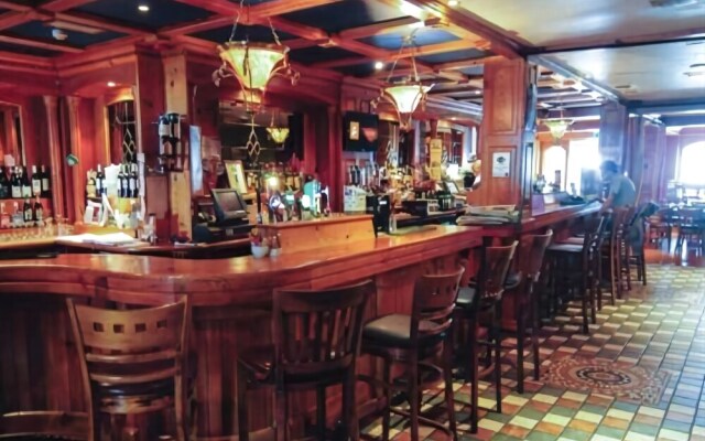 An Crúiscín Lán Hotel