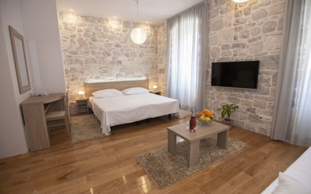 Tifani Luxury Rooms 2