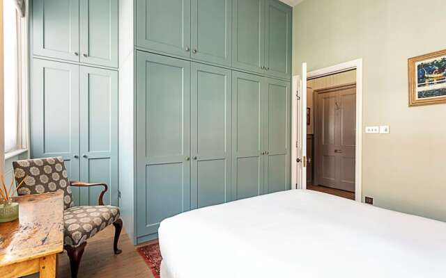 Well-designed Chelsea Flat