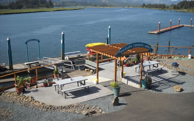 Wheeler on the Bay Lodge & Marina