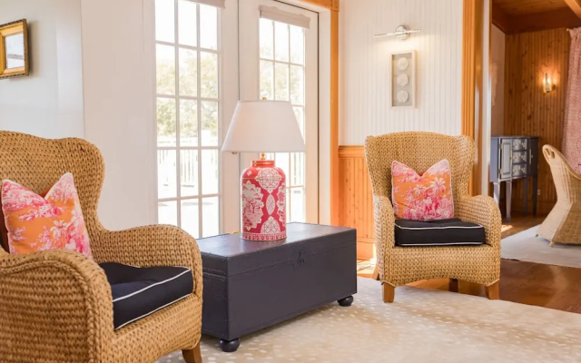 The Burrus House Inn Waterfront Suites