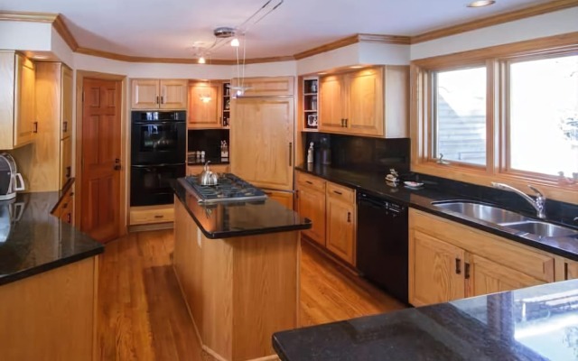 Royal Tiger Lodge (Private Home with Hot Tub)