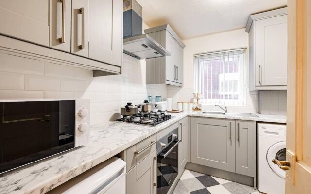 Lovely 2 Bedroom Apartment With Fireplace