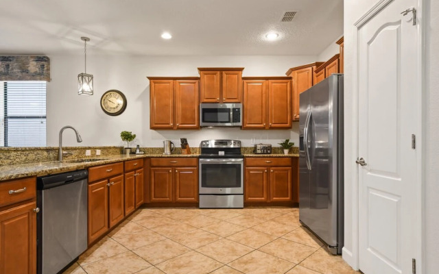 Disney themed, pool, close to parks!