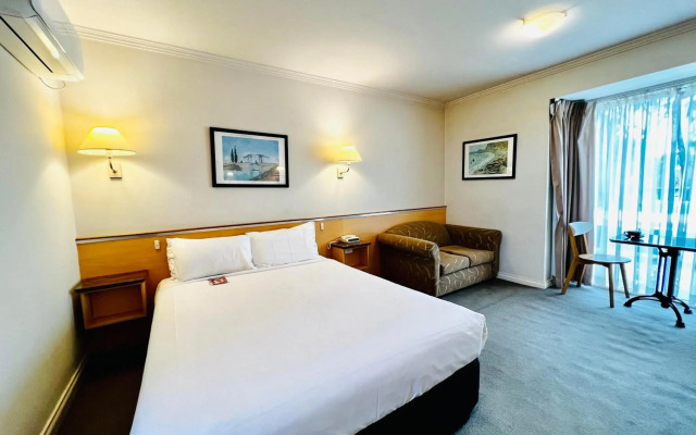 The Waverley International Hotel