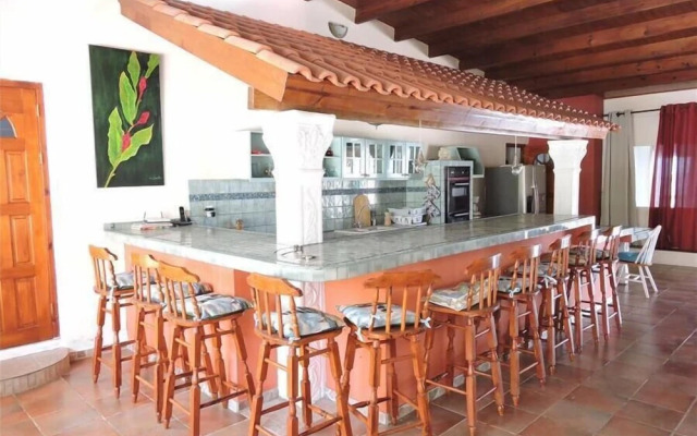 Luxurious Villa with Great Sea View