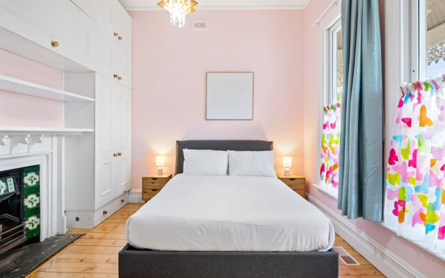 Light-filled House Close to Cafes and Parks – Guest Rooms – Melbourne