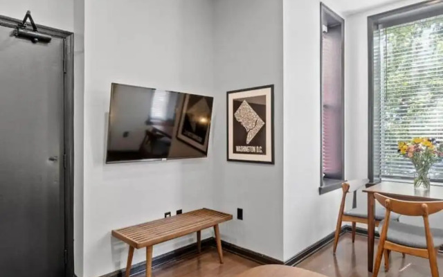 Charming DC Rowhouse Condo - Ideal Long-term Stay