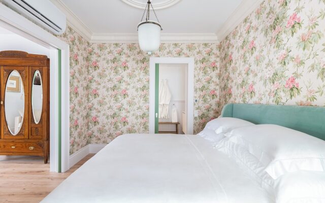 The Green House by Santiago de Alfama