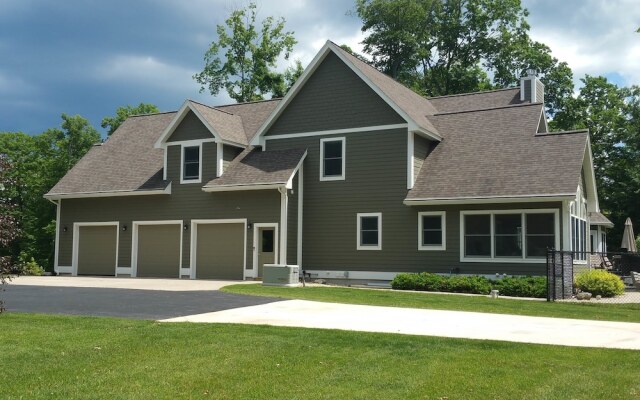 Elegant 2 king bedroom apartment
