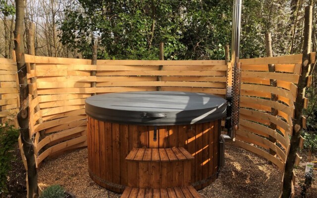 Alfriston Woodland Cabins - Foxes Hollow-hot Tub