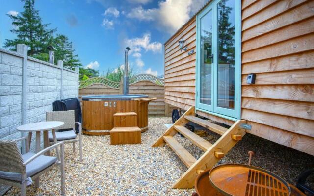 Willow - 1 Bedroom Shepherd's Hut - Amroth