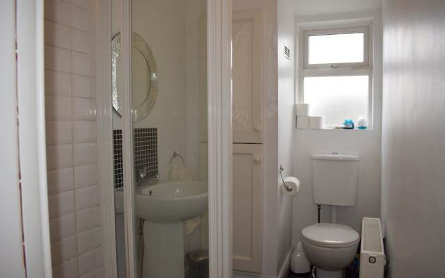 2 Bedroom House on James Street Sleeps 4