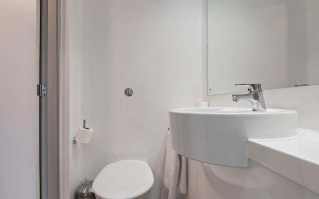 Central Modern Apt with Fast Wifi 6br - Sleeps6