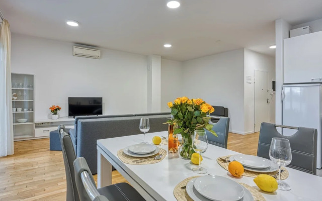 Cikat Bay Modern Apartment