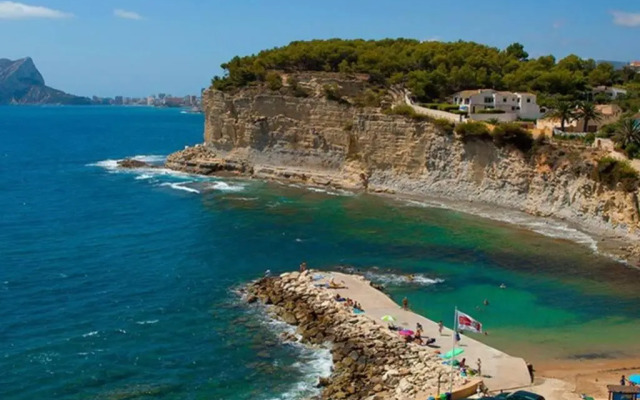 Fabulous refurbished apartment above private villa