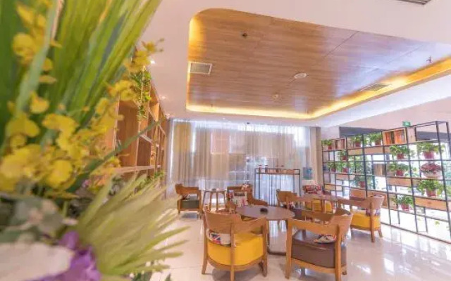 Super 8 Hotel (Luoyang Longmen High-speed Railway Station Quanyi Square)
