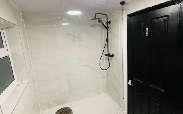 Oxford Charm Apartment-comfort in Prime Location