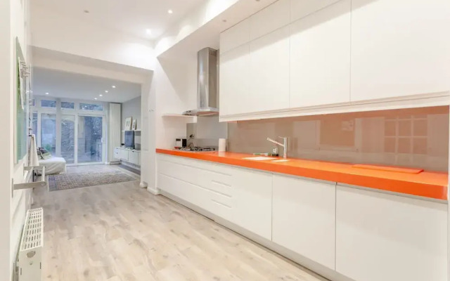 Beautiful 4 Bedroom London Riverside House