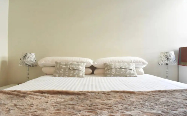 Light Filled Modern 1 Bedroom Apartment Close To Beach