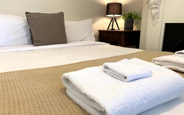 Yourstay Group The Edward Townhouses 151 and 153 – Guest Rooms – Orange