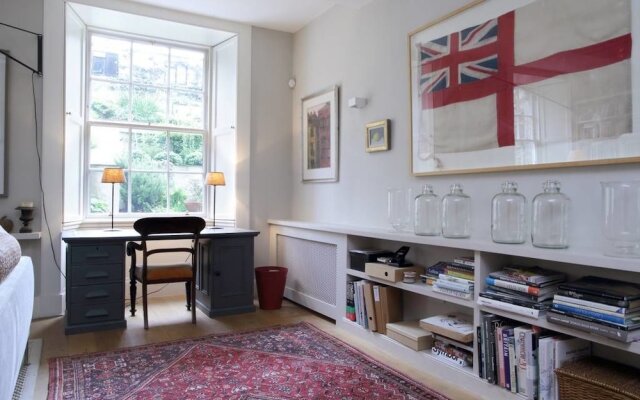 2 Bedroom Basement Flat In Edinburgh